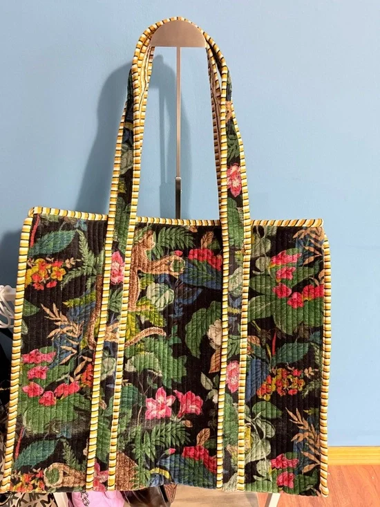 POL Quilted Floral Tote Bag in Black and Green - Picture 2 of 4